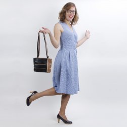 zwart leren tasje met sepia leder en lange verstelbare schouderband model helsinki small.jpg zwart leren tasje met sepia leder en lange verstelbare schouderband model helsinki small.jpg